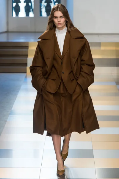 Look 10